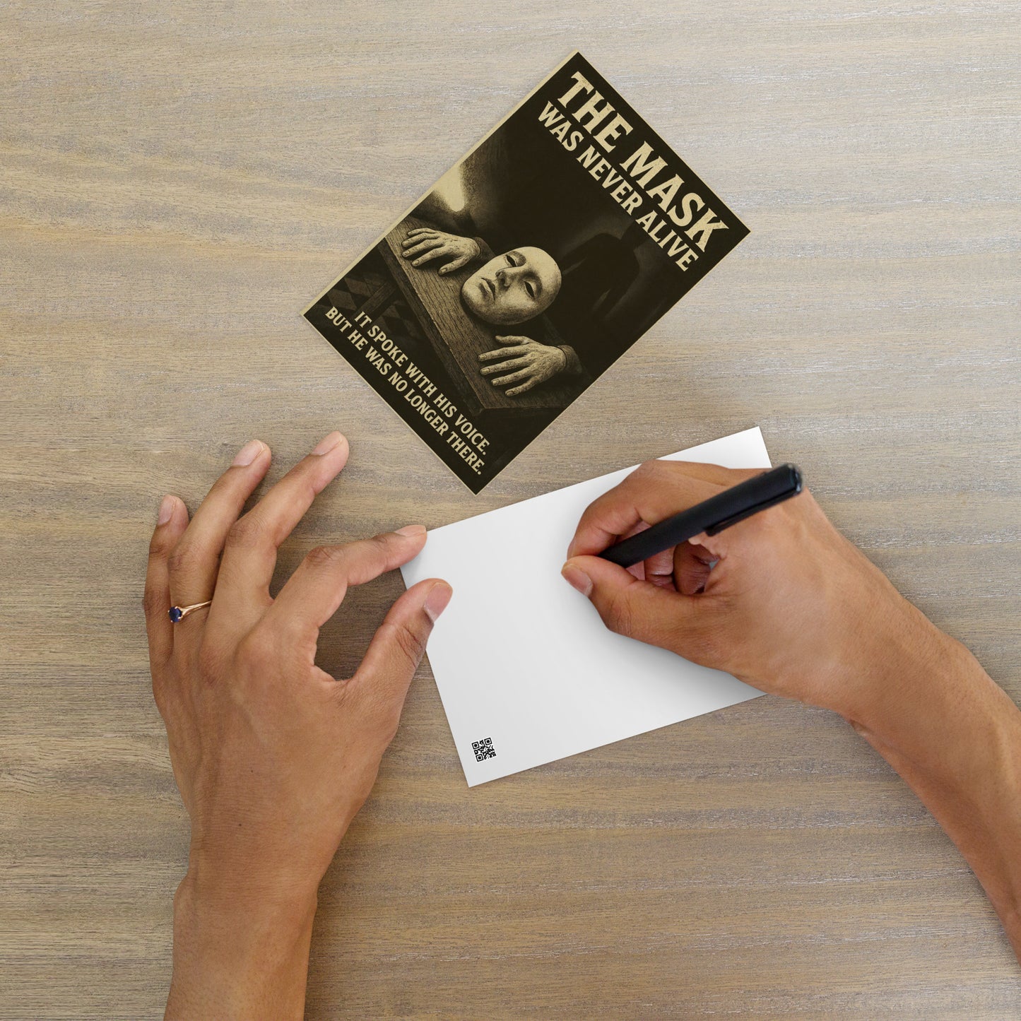 Le masque n'a jamais existé – Un murmure dans les ténèbres Carte postale standard